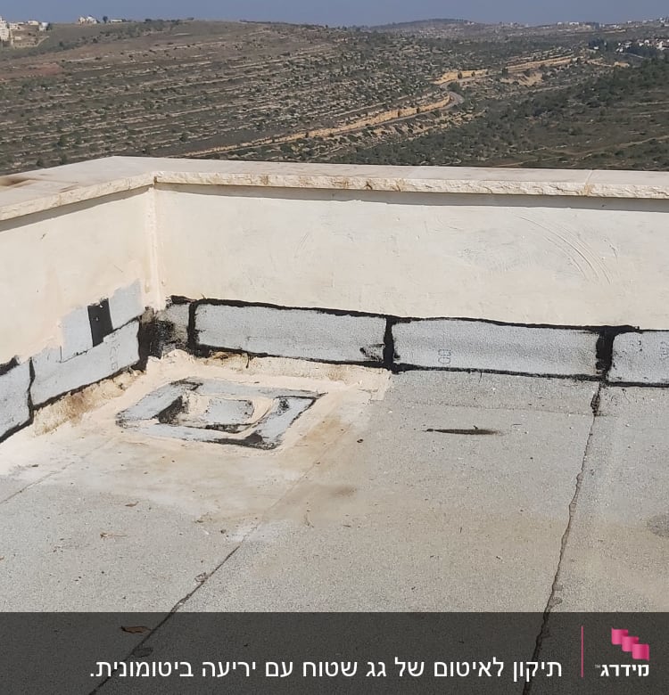 איטום גג עם חומר שחור לאורך הקירות